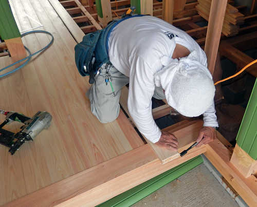 ヒノキ製玄関框と床板の施工