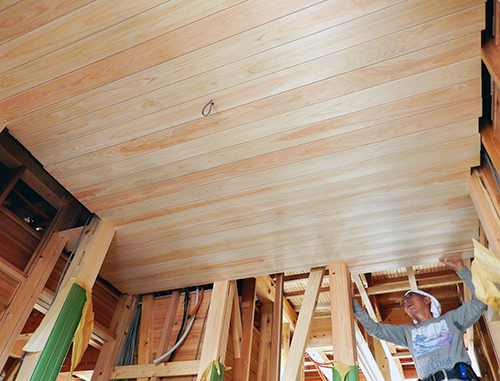 一階玄関ヒノキ製天井材の施工